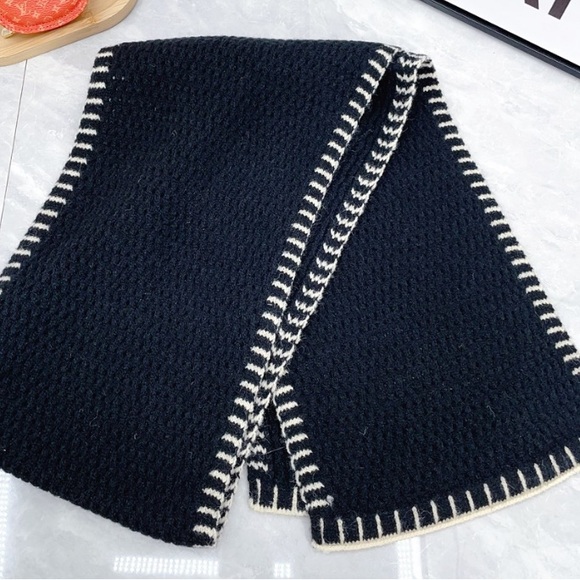 CHANEL Black and Cream Knit Scarf - Picture 4 of 6
